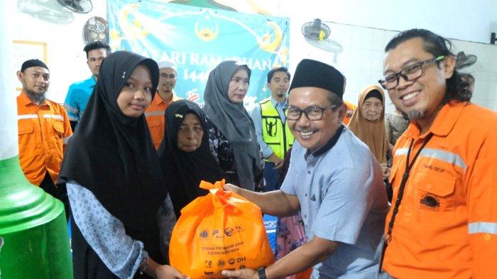 PAKET RAMADHAN - Pembagian paket Ramadhan kepada Masyarakat sekitar tambang Arutmin, Minggu (30/3/2025).