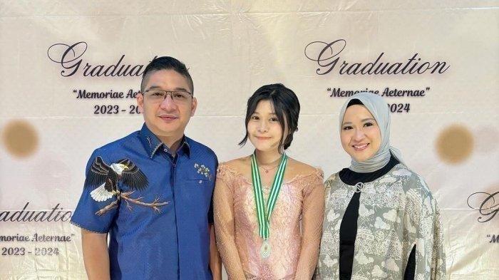 Pasha Ungu bersama Okie Agustina saat kelulusan Nasha Anaya Putri Valentina Pasha.