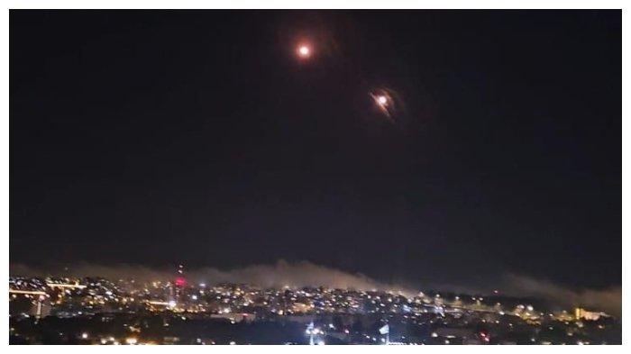 Pasukan Pertahanan Israel menangkis serangan drone dan rudal Iran pada Sabtu malam. Akibat serangan Iran ke Israel, orang-orang memborong persediaan air dan makanan serta berlindung ke bunker.