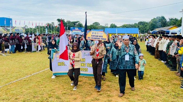 Pawai ta'aruf kafilah sebelum pengukuhan dewan hakim MTQN ke-55 Tingkat Kabupaten Kotabaru di Kecamatan Pulau Sebuku, (Sabtu (1/2/2025).