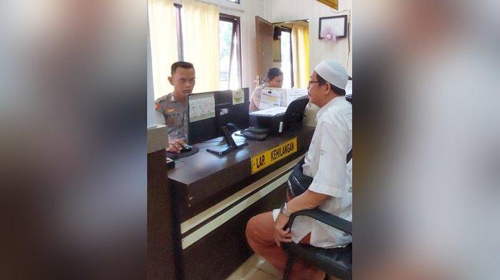 Pedagang beras, H Awi, saat melapor ke petugas Polres Tanah Laut (Tala), Kamis (21/9/2023) siang, mengenai dugaan penipuan yang dilakukan oleh Hud.