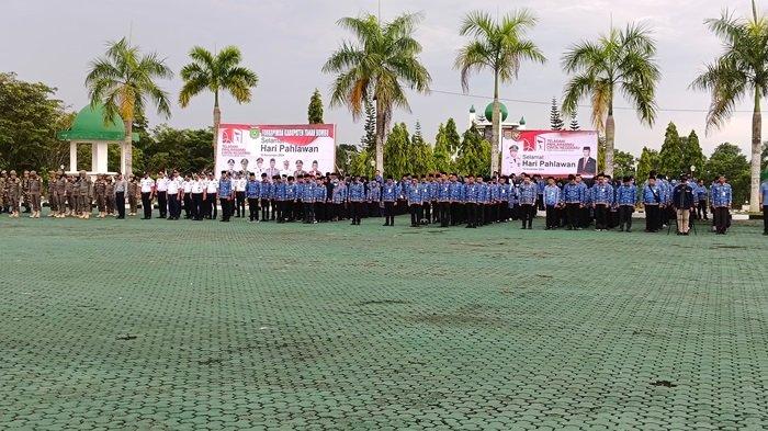 Pelaksanaan upacara  memperingati Hari Pahlawan 2024 di halaman Kantor Bupati kabupaten setempat di Kelurahan Gunung Tinggi, Kecamatan Batulicin, Kabupaten Tanahumbu, Kalimantan Selatan (Kalsel), Minggu (10/11/2024) pagi.
.
