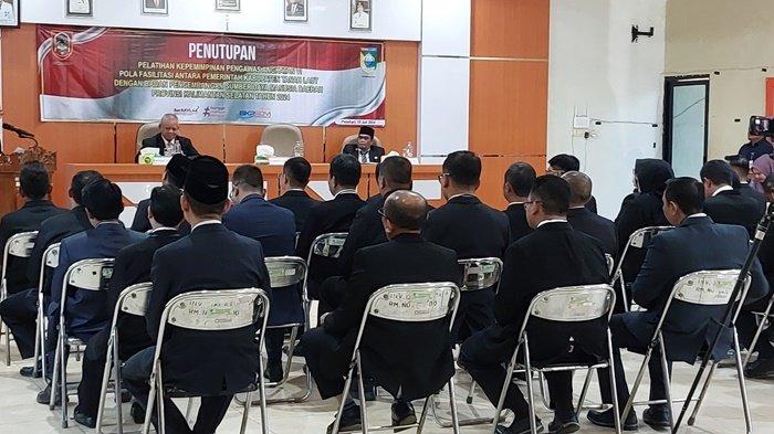 PJ Bupati Tala H Syamsir Rahman mewejangi para peserta Pelatihan Kepemimpinan Pengawas pada acara penutupan, Jumat (19/7/2024).