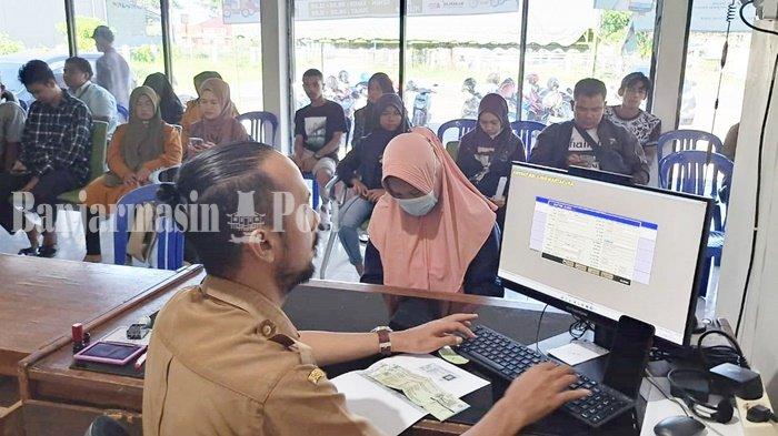 Ilustrasi - Pelayanan pajak kendaraan di Gambut, Kabupaten Banjar, Provinsi Kalimantan Selatan, Selasa (13/6/2023).