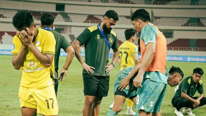 SEDIH - Sejumlah pemain Barito Putera bersedih setelah dipastikan degradasi ke Liga 2 meski menang atas tuan rumah PSIS Semarang 1-2 di Stadion Semarang Jatidiri, Sabtu (24/5/2025).