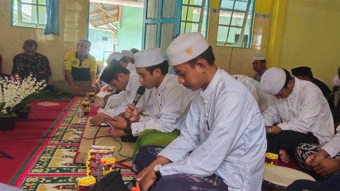 Pembacaan Ayat Suci Alquran oleh Santri Grup Maulid Habsy Al Wasyilah dari Basarang