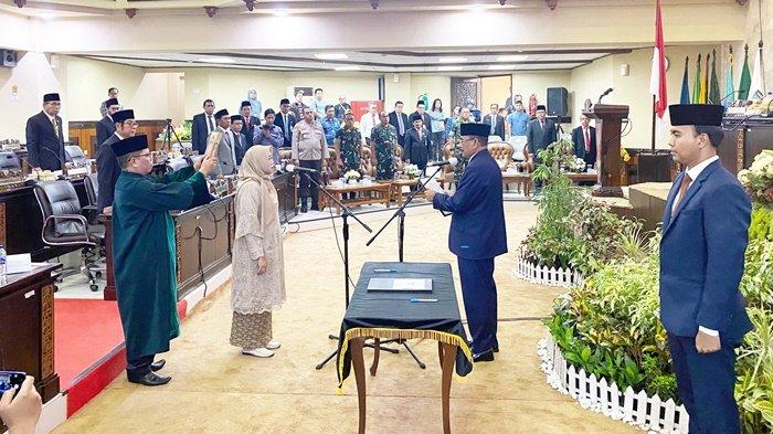 Pembacaan sumpah dan janji jabatan Erma Syahriani sebagai anggota DPRD Kalimantan Selatan, Jumat (10/11/2023).
