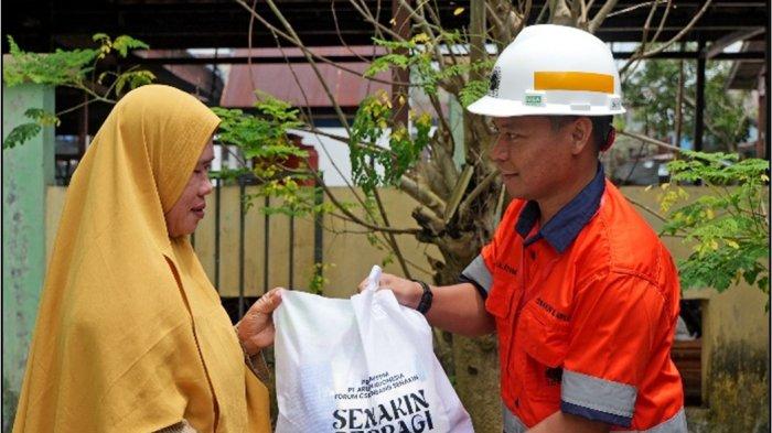 PAKET RAMADHAN - Pembagian paket Ramadhan kepada Masyarakat sekitar tambang Arutmin, Minggu (30/3/2025).