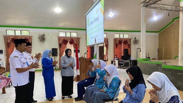 Pemberian vitamin  saat launching program orang tua asuh  anak stunting, gedung serbaguna Kawasan Pembangunan Ekonomi Terpadu (Kapet), Rabu (9/8/2023).