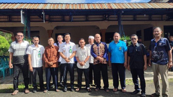 Lurah Guntung Manggis, Zikru Rakhman bersama para kandidat pemilihan Ketua RT secara langsung di Jalan Sidorejo, RT11/RW II Kelurahan Guntung Manggis, Banjarbaru, Rabu (15/1/2025).