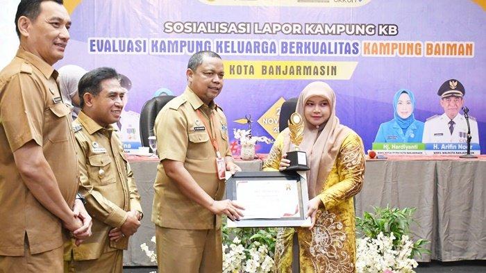 Pemerintah Kota Banjarmasin menggelar Sosialisasi Evaluasi Kampung Keluarga Berkualitas Kampung Baiman di Hotel Rodhita Banjarmasin, Senin (20/11/2023).