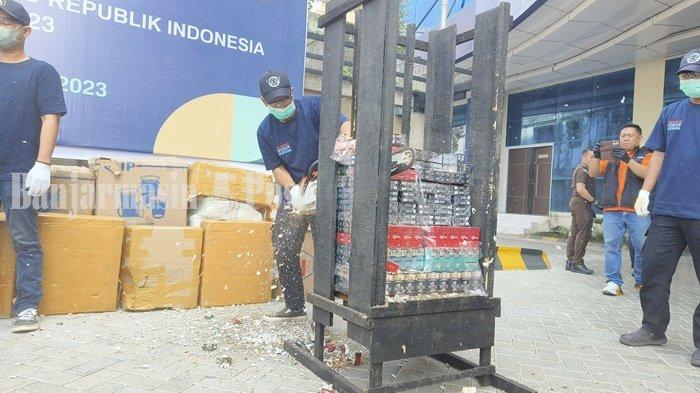 Pemusnahan rokok ilegal dengan cara digergaji di halaman Kantor Wilayah (Kanwil) Direktorat Jenderal Bea dan Cukai (DJBC) Kalimantan Bagian Selatan (Kalbagsel) di Kota Banjarmasin, Selasa (26/9/2023).