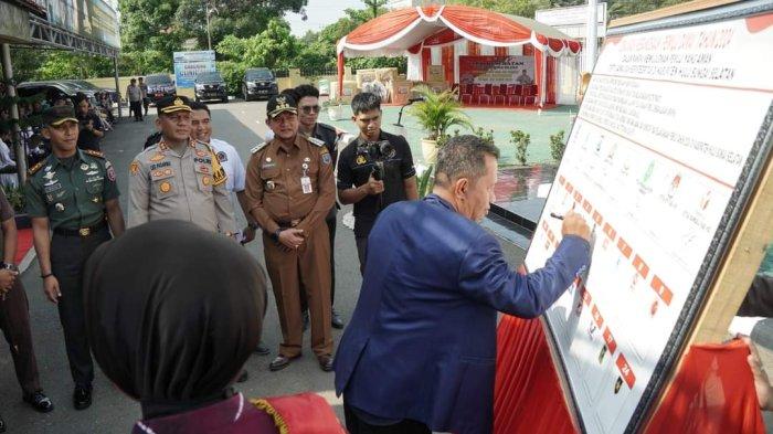Penandatanganan deklarasi Pemilu Damai dilakukan seluruh Ketua Polpol, Pj Bupati, serta Forkopimda serta pihak terkait lainnya