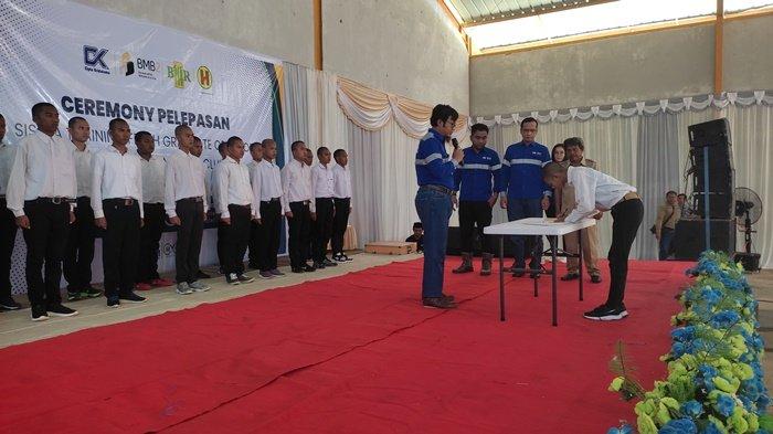 Penandatanganan kesempatan secara simbolik training peserta FGO PT Cipta Kridatama Cluster BMB Blok 2 di Mining Academy, Kecamatan Binuang, Senin (10/6/2024).
--