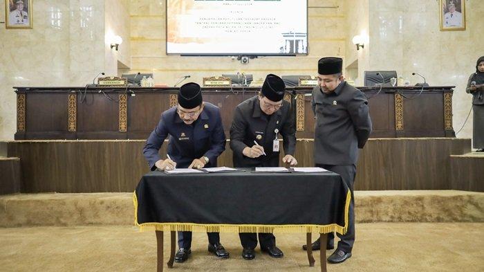 Penandatanganan persetujuan Raperda RPJPD Kalsel 2024-2045 oleh Gubernur Sahbirin Noor dan Ketua DPRD Supian HK, di Gedung DPRD Kalsel, Rabu (17/7/2024).