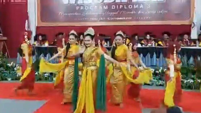 Penari di Wisuda ke-13 Diploma Tiga (D3) Tahun 2024 yang dilaksanakan Rabu (25/9/2024) hari ini, tema yang diusung yakni Menciptakan Wisudawan yang Unggul, Mandiri, dan Berkarakter