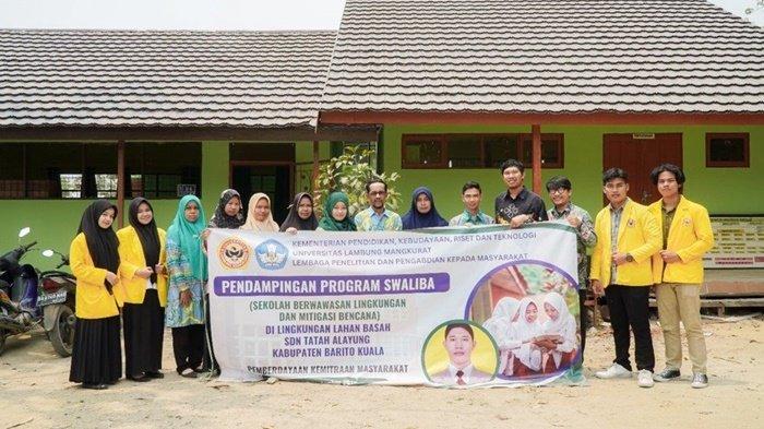 Pendampingan, edukasi, simulasi dan beberapa alat peraga terkait mitigasi bencana di SDN Tatah Alayung, Kabupaten Barito Kuala (Batola), Kalimantan Selatan, oleh tim dosen dan mahasiswa dari Program Studi Geografi Universitas Lambung Mangkurat (ULM).