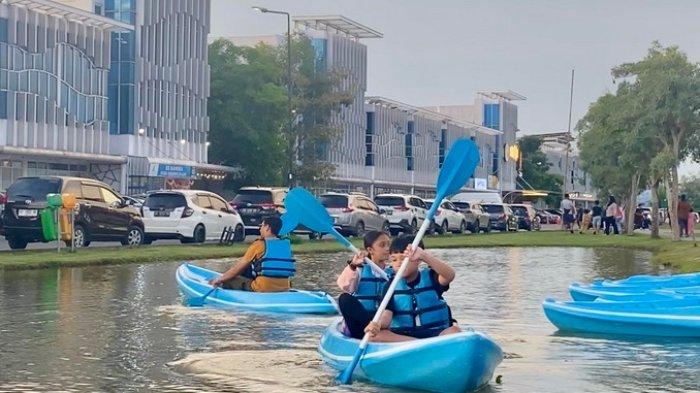 Pengunjung mulai dari anak-anak hingga orang dewasa sedang naik perahu kano The Panorama di Citraland Banjarmasin, Kamis (8/2/2024) sore.