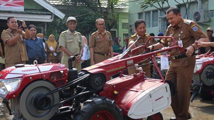 Penjabat Bupati HSS mencoba salah satu handtractor yang dihibahkan ke kelompok tani di HSS