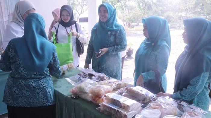 Penjabat Ketua TP PKK Kabupaten Hulu Sungai Selatan, Hj Rusnawati, mengunjungi stan produk makanan olahan PKK Kecamatan dan Desa di Kecamatan Angkinang, Rabu (27/9/2023).