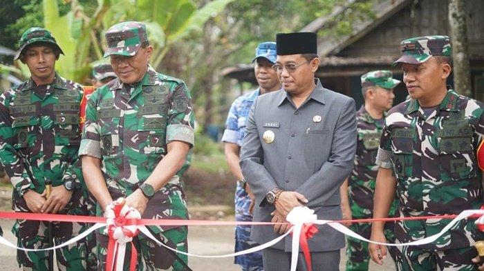 Peresmian hasil pembangunan program TMMD ke 121 oleh Pangdam VI Mulawarman di dampingi Pj Bupati HSS di di Desa Gumbil Kecamatan Telaga Langsat.