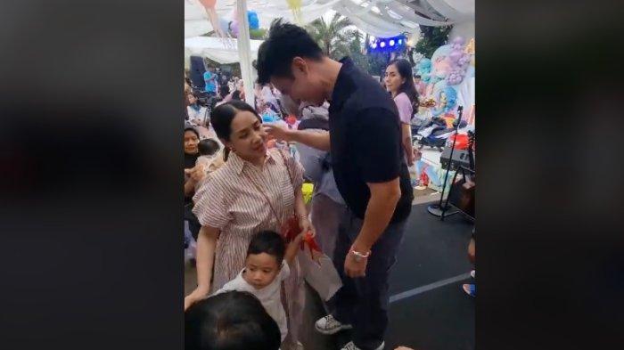 Perilaku Baim Wong kala bertemu Nagita Slavina.