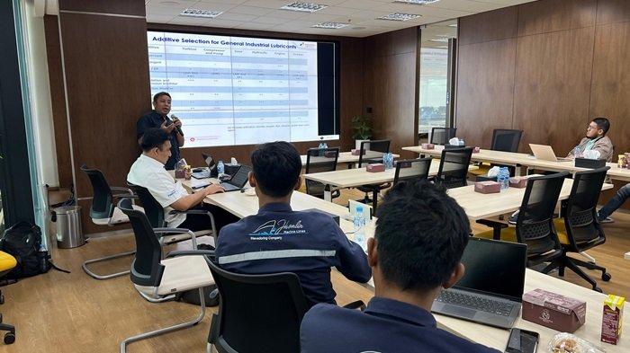 Pertamina Lubricants (PTPL) menggelar serangkaian In House Training untuk Segmen Marine di Meeting Room PT Jhonlin Group di Jhonlin Tower, Batu Licin Kab. Tanah Bumbu
