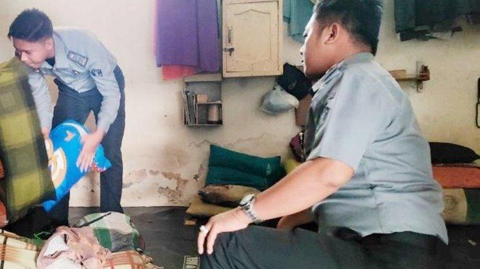 Petugas Rutan Kelas IIB Barabai menggeledah seluruh Blok Hunian Medium atau Blok B, Jumat (6/10/2023).