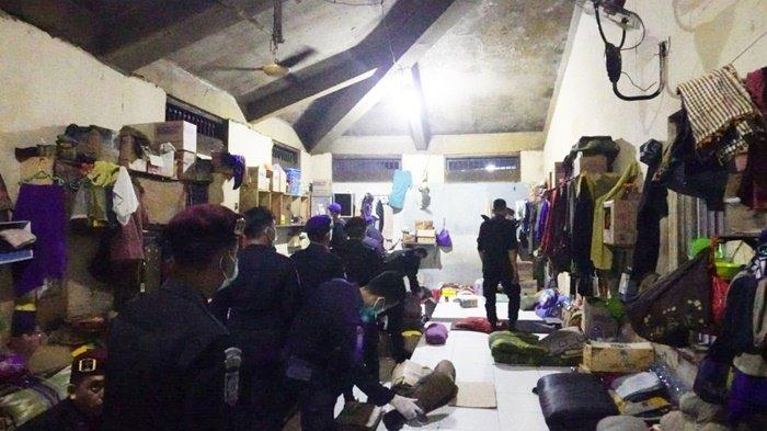 Petugas saat memeriksa ruang hunian warga binaan di Lembaga Pemasyarakatan (Lapas) Narkotika Karang Intan di Desa Lihung, Kecamatan Karang Intan, Kabupaten Banjar, Provinsi Kalimantan Selatan, Senin (7/8/2023) malam.