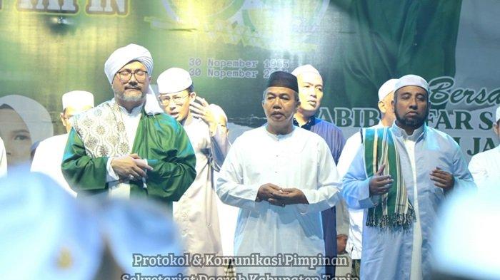 Muhammad Syarifuddin saat menjabat Pj Bupati Tapin menyampaikan sambutan yang penuh makna pada acara Tapin Bershalawat yang digelar dalam rangkaian memperingati Hari Jadi ke 59 Kabupaten Tapin di Kantor Bupati Tapin, Sabtu (7/12/2024) malam.