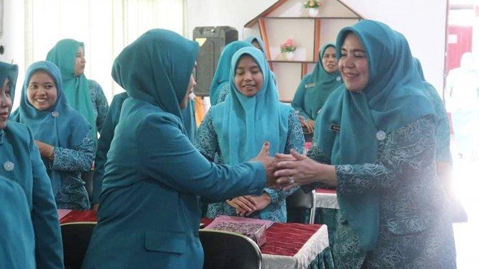 Penjabat Ketua TP PKK Kabupaten Hulu Sungai Selatan, Hj Rusnawati, disambut Ketua TP PKK Kecamatan Telaga Langsat, Rabu (27/9/2023).