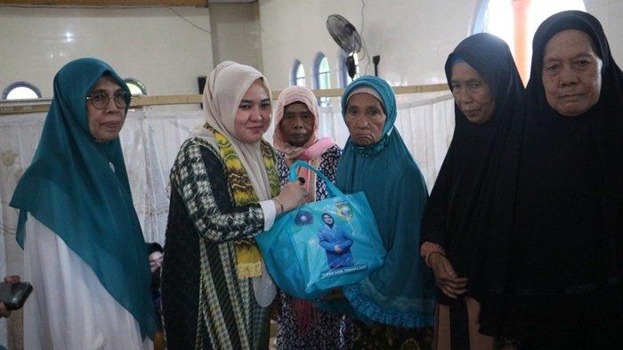 SEMBAKO - Pj Ketua TP PKK Tala Hj Rizki Yulia Syamsir Rahman menyerahkan sembako pada Safari Ramadhan di Desa Bumi Harapan, Sabtu (30/3).
