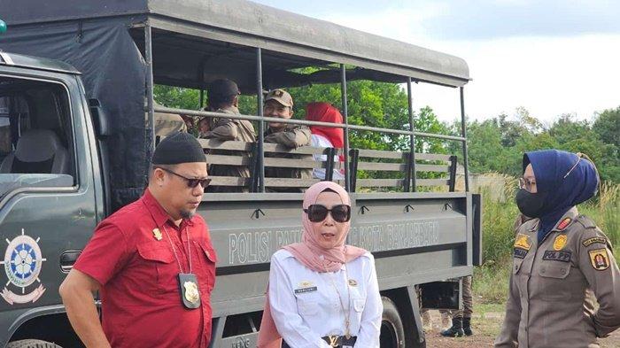Pj Sekda Kota Banjarbaru dan Kasatpol PP Kota memimpun razia di eks Lokalisasi Pembatuan