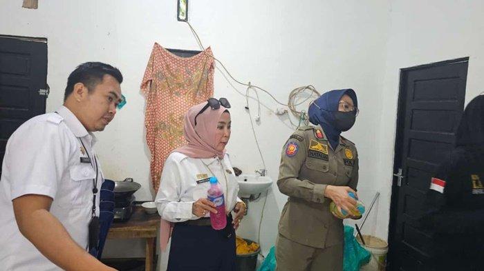 Pj Sekda Kota Banjarbaru dan Kasatpol PP Kota memimpun razia di eks Lokalisasi Pembatuan
