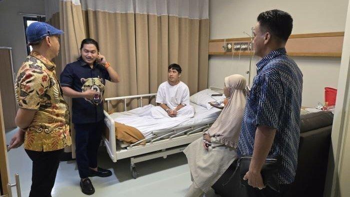 MEMBAIK - Polisi saat menemui S, satpam di salah satu rumah sakit di Bekasi yang dianiaya keluarga pasien, Sabtu (5/4/2025).