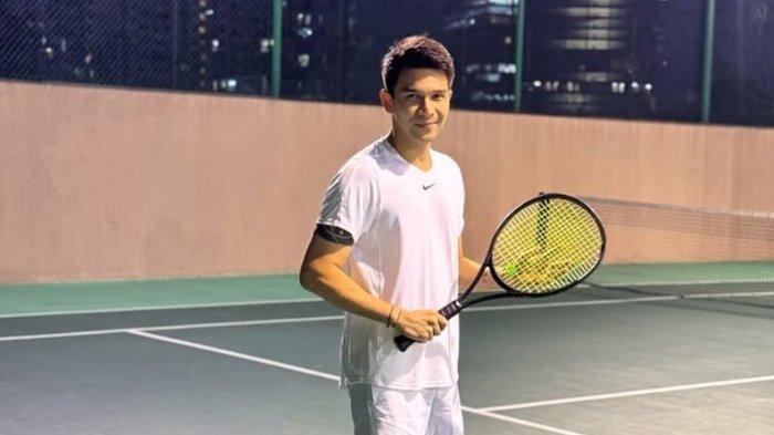 TERANCAM PIDANA PENJARA - Potret aktor Jonathan Frizzy dari capture instagram, Senin (5/5/2025). Terseret kasus dugaan peredaran obat keras tanpa izin, Ijonk dibayangi ancaman pidana.