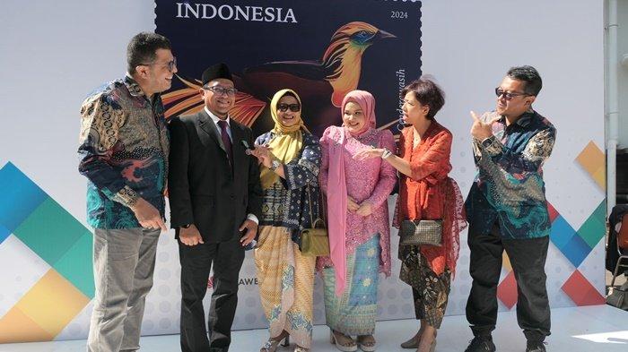 Presiden Direktur & CEO XL Axiata, Dian Siswarini (tiga kiri), Direktur & Chief Enterprise Business and Corporate Affairs Officer XL Axiata, Yessie D. Yosetya (dua kanan), Chief Corporate Affairs XL Axiata, Marwan O. Baasir (kiri), Chief Enterprise & Business Officer XL Axiata, Feby Sallyanto (dua kiri), Group Head Regulatory & Government Relations XL Axiata, Alvin I. Aslam (kanan), dan Program Owner Sisternet XL Axiata, Adelia Panjaitan (tiga kanan) pada peringatan Hari Bakti Pos dan Telekomunikasi ke-79 di Bandung, Jumat (27/9). XL Axiata menjadi satu-satunya perusahaan telekomunikasi yang memperoleh penghargaan Satyalancana untuk dua karyawannya pada tahun ini.