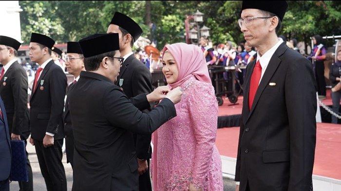 Program Owner Sisternet XL Axiata, Adelia Panjaitan, menerima penghargaan Satyalancana Wira Karya dalam peringatan Hari Bakti Pos dan Telekomunikasi ke-79 di Bandung, Jumat (27/9). XL Axiata menjadi satu-satunya perusahaan telekomunikasi yang memperoleh penghargaan Satyalancana untuk dua karyawannya pada tahun ini.