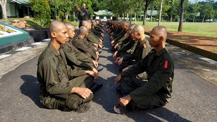 Puluhan calon karyawan PT Cipta Kridatama (CK) sedang menjalani Pembinaan Mental dan Sikap (Bintalsik) di Rindam VI/Mulawarman, Banjarbaru