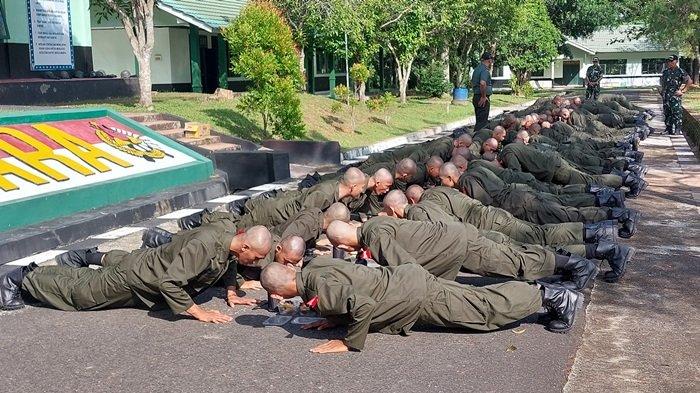 Puluhan calon karyawan PT Cipta Kridatama (CK) sedang menjalani Pembinaan Mental dan Sikap (Bintalsik) di Rindam VI/Mulawarman, Banjarbaru