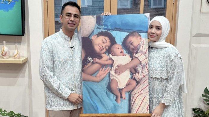 Raffi Ahmad dan Nagita Slavina memegang foto Rafathar Malik Ahmad, Baby Lily dan Rayyanza Malik Ahmad.