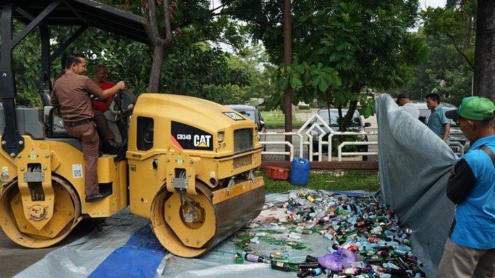 Ratusan botol minuman keras digilas stoom wals di Kejari Banjarbaru.