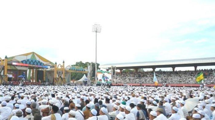 Ratusan ribu jemaah mengikuti Tabligh Akbar Habib Umar bin Hafidz di Stadion Tuah Pahoe, Palangkaraya, Rabu (23/8/2023).