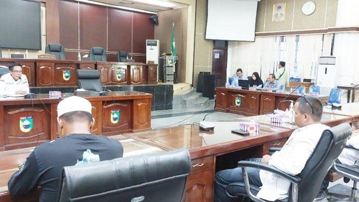 Rapat Dengar Pendapat perwakilan pekerja dan manajemen PT Sinar Nirwana Sari (SNS) dipimpin Ketua DPRD Kabupaten Tanah Laut, Muslimin, SE, Senin (27/11/2023) siang.