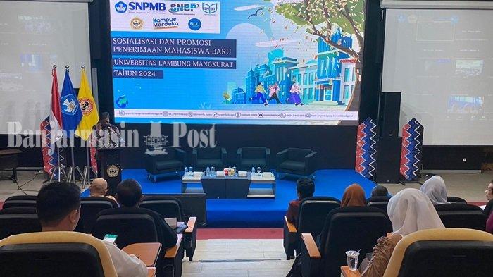 Rektor ULM Prof Ahmad Alim Bachri menyampaikan sambutan pada Sosialisasi dan Promosi SNPMB, di General Building Library, Ruang Lecture Theater ULM, Banjarmasin, Selasa (9/1/2024).
