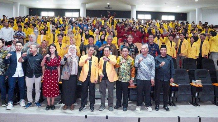 Rektor Universitas Lambung Mangkurat, Prof Ahmad Alim Bachri, bersama jajaran, narasumber dan peserta Pogram Wirausaha Merdeka (WMK) Angkatan ke-2 di General Building, Lecture Theatre, Kampus ULM di Kota Banjarmasin, Proivinsi Kalimantan Selatan, Senin (28/8/2023).