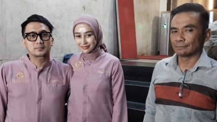 TEMUI PENYIDIK - Reza Gladys bersama suami dan kuasa hukumnya di Polda Metro Jaya, Senin (14/4/2025)