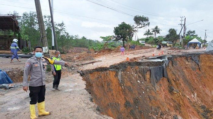 Ruas Jalan Nasional yang putus di Satui akan disuarakan massa BEM se-Kalsel, saat unjuk rasa di Banjarmasin untuk menolak jabatan kepala desa 9 tahun dan KUHP yang baru. Mereka berencana turun ke jalan saat Senin (20/2/2023).