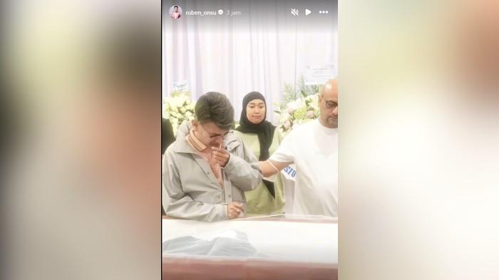 Ruben Onsu menangis di depan jenazah mantan mertua.