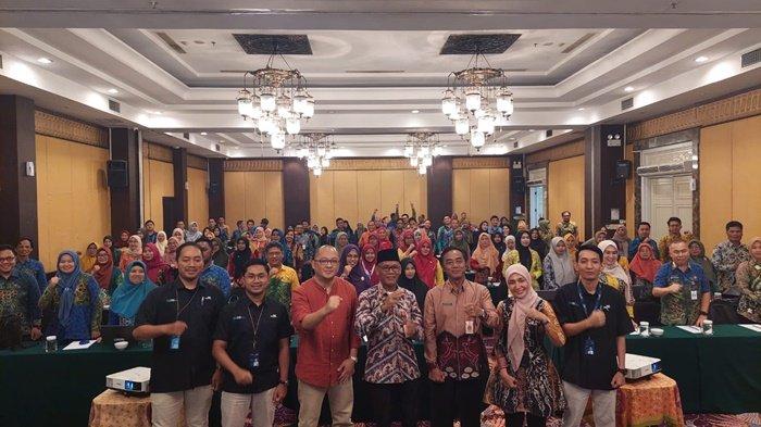 SEKDA Tala H Dahnial Kifli didampingi Kepala BPKAD Tala, narasumber dan undangan penting lainnya berpose dengan peserta FGD